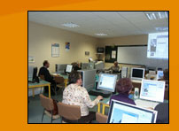 Int�ress�s, les adh�rents �coutent l'animateur